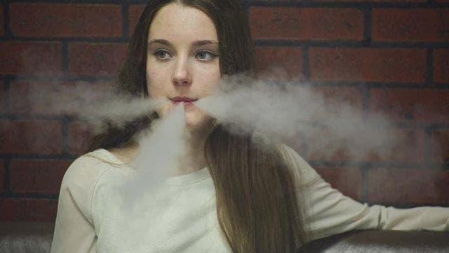 Krabička cigaret a do kafe rum pro dokonalý zážitek s krabičkou cigaret a do kafe rumem ve vaší domácí kavárně