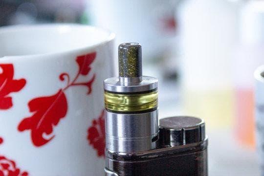 E cigareta nabíječka podrobně vysvětluje jak vybrat nejlepší nabíječku do e cigarety pro vaši potřebu